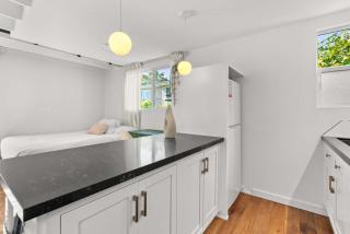 Quiet Upper-Level LA Studio Full Kitchen Prime LA - 1