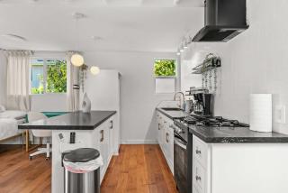 Quiet Upper-Level LA Studio Full Kitchen Prime LA - 4