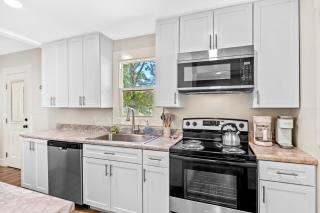 Cozy Coastal Cottage - 8