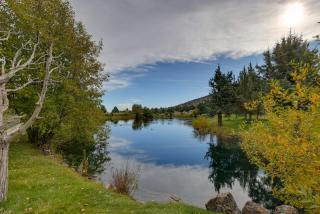 Eagle Crest Retreat Creekside Townhome with Hot Tub - 8