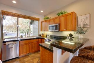 Eagle Crest Retreat Creekside Townhome with Hot Tub - 4