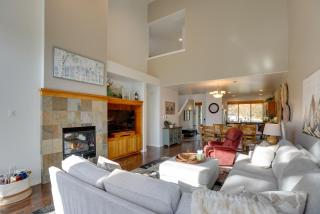 Eagle Crest Retreat Creekside Townhome with Hot Tub - 4