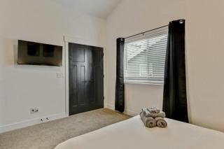 3 Min to DT Lux Townhome 2 Car Garage King Bed - 9