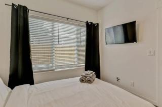 3 Min to DT Lux Townhome 2 Car Garage King Bed - 7