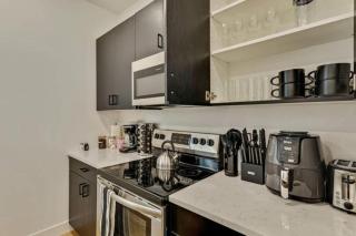 3 Min to DT - 2 Car Garage - Lux Townhome - King Bed - 4