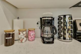 3 Min to DT Lux Townhome 2 Car Garage King Bed - 1