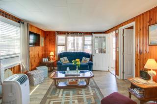 Cozy Hampton Cottage - Walk to Beaches and Marina! - 0