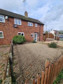 Spacious 3BR Home with Large Garden - Ashford, Kent - 2