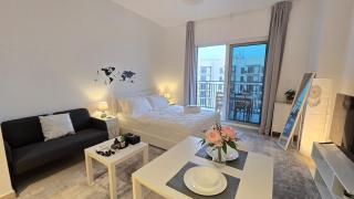 F1 - Lily Studio Waters Edge Yas Island Theme Parks, Canal and Pool View - 1