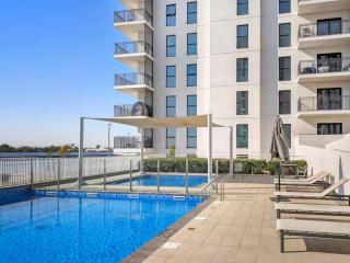 F1 - Lily Studio Waters Edge Yas Island Theme Parks, Canal and Pool View - 5