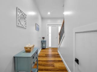 New build duplex-sleeps 6! Pet friendly! - 2