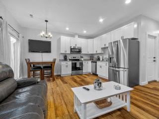 New build duplex-sleeps 6! Pet friendly! - 0