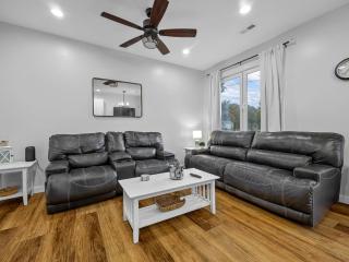 New build duplex-sleeps 6! Pet friendly! - 9