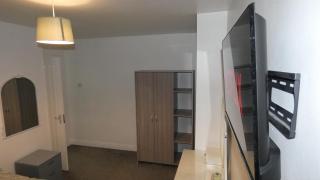 Spacious 3 Bed Maisonette close to Salford Quays and Manchester with Smart TVs and Netflix perfect for families and contractors - 8