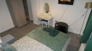 Spacious 3 Bed Maisonette close to Salford Quays and Manchester with Smart TVs and Netflix perfect for families and contractors - 1