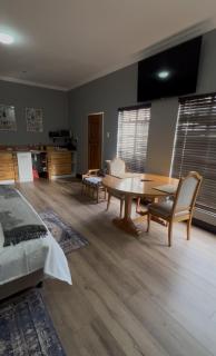 Madeley House Unit 3 - Tranquility 5 kms from O T Tambo - 1