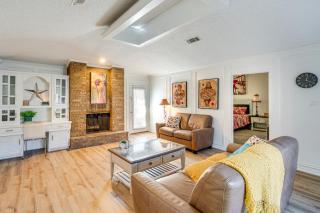 5 Mi to UT Dallas Family-Friendly Duplex with Patio - 6