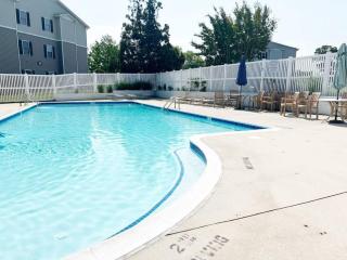 1st Floor 2BR-2BA Pool Quiet & Convenient - 8