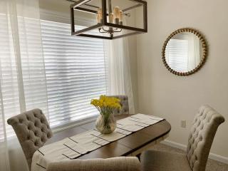 1st Floor 2BR-2BA Pool Quiet & Convenient - 2