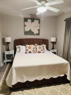 1st Floor 2BR-2BA Pool Peaceful & Near It All - 4