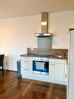 Spacious Apartment with Balcony & Free Parking - 8