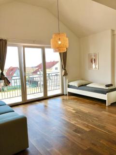 Spacious Apartment with Balcony & Free Parking - 7