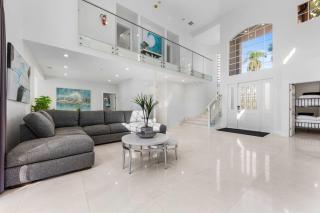 Gorgeous Hollywood Beach 4-Bedroom w HEATED POOL - 9