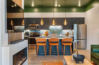 Three King Suites with Pool Gym Balcony Garage Right on Music Row Downtown Views from Rooftop Walk to RCA Studio B & Local Dining Elevator Access 24 Hr Hospitality - 9