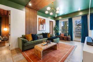 Three King Suites with Pool Gym Balcony Garage Right on Music Row Downtown Views from Rooftop Walk to RCA Studio B & Local Dining Elevator Access 24 Hr Hospitality - 0