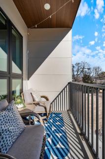 Three King Suites with Pool Gym Balcony Garage Right on Music Row Downtown Views from Rooftop Walk to RCA Studio B & Local Dining Elevator Access 24 Hr Hospitality - 7