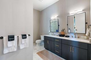 Three King Suites with Pool Gym Balcony Garage Right on Music Row Downtown Views from Rooftop Walk to RCA Studio B & Local Dining Elevator Access 24 Hr Hospitality - 4