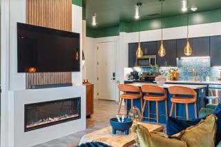 Three King Suites with Pool Gym Balcony Garage Right on Music Row Downtown Views from Rooftop Walk to RCA Studio B & Local Dining Elevator Access 24 Hr Hospitality - 2