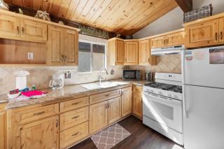 Moonridge Manor - Very lovely cabin in a quiet neighborhood with an amazing hot tub! - 2