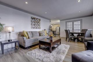 Modern Downtown 2 Bed 2 Bath Near Aquarium - 0