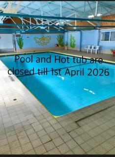 44 Gower holiday village Ty Gŵyr Cosy 2 bedroom Chalet with a seasonal indoor pool - 8