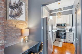 Beautiful Renovated Apartment One Block from King - 9