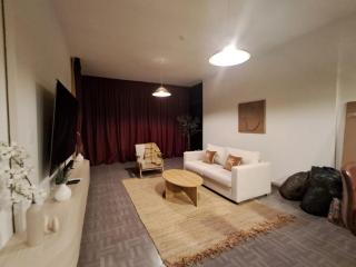 Fantastic Rooftop Pool - Full Canal Views - Spacious 1 BDR Designed by Designer - 5 min walk from Space42 Arena - 0