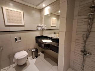 Fantastic Rooftop Pool - Full Canal Views - Spacious 1 BDR Designed by Designer - 5 min walk from Space42 Arena - 2