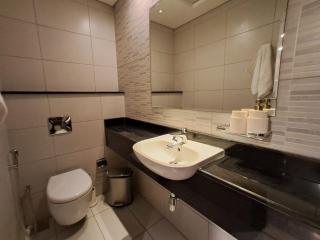 Fantastic Rooftop Pool - Full Canal Views - Spacious 1 BDR Designed by Designer - 5 min walk from Space42 Arena - 1