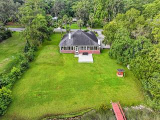 Riverfront Escape! Private Pier, 4 BR Home and Room to Entertain - 8