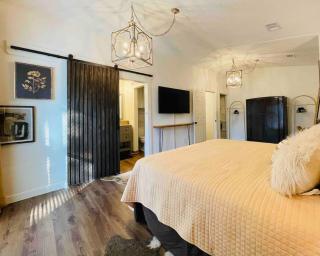 Art Deco Gem-King Suite-Hot Tub-Outdoor Fire Place - 4