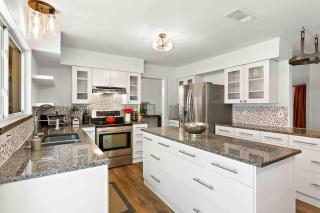 Art Deco Gem-King Suite-Hot Tub-Outdoor Fire Place - 3