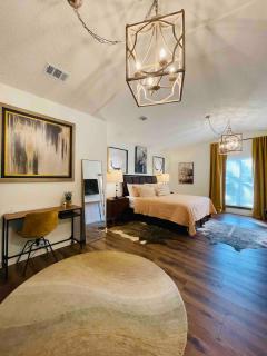 Art Deco Gem-King Suite-Hot Tub-Outdoor Fire Place - 2