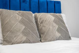 Central 2 Bedroom Apartment with Free Parking Sleeps 8 & Walk to City Centre & Arena - 1