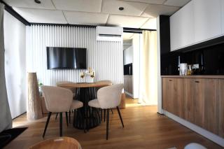 Aqua Loft Lux Houseboat & Waterfront Apartments - 9