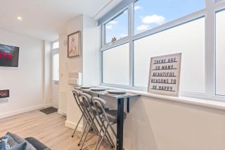 Central 2 Bedroom Apartment with Free Parking Sleeps 8 & Walk to City Centre & Arena - 9