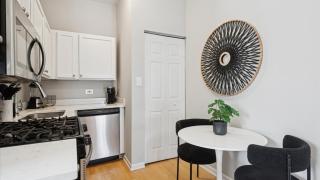 Elegant Escape Minutes from Downtown & UIC - 8