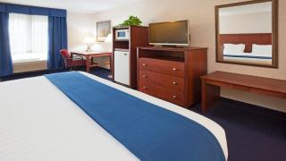 Holiday Inn Express Deforest by IHG - 9