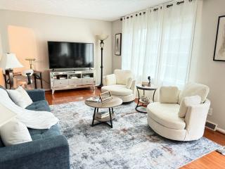 Spacious 4BR Retreat with Salt Water Pool and Hot Tub - 7