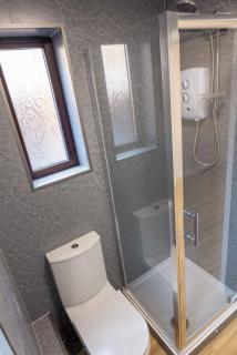 Spacious 4-Bed Modern House - Long Stay Discounts - Walk to Wigan Town & Trains - 1